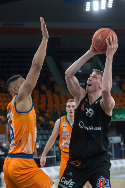 守型中锋 守型中锋